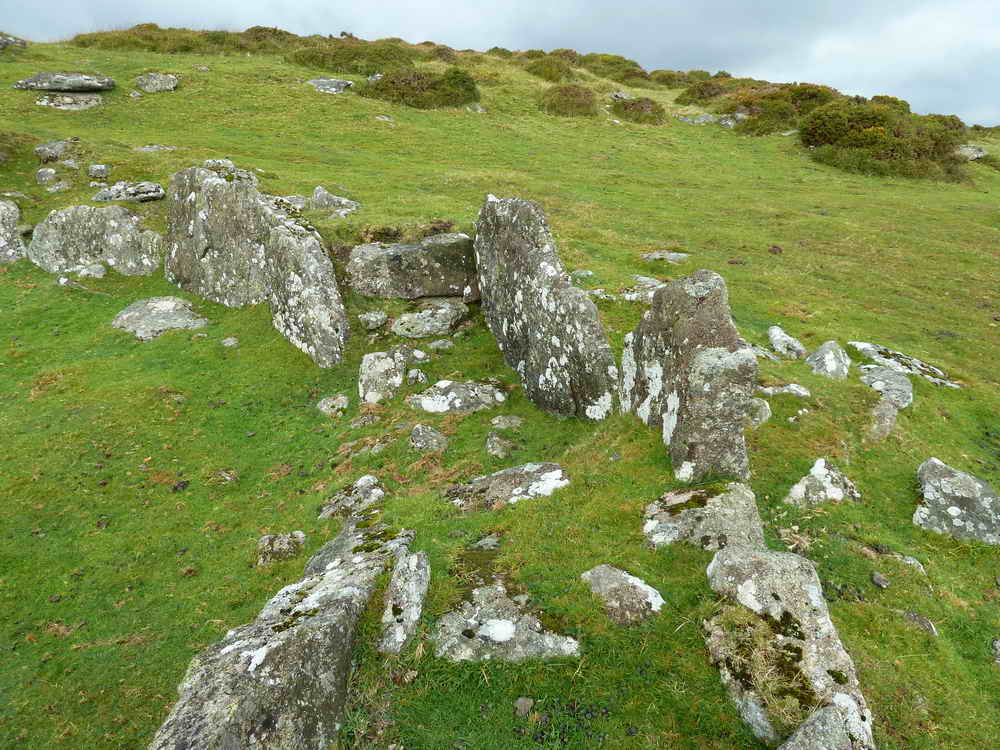 An apparent recess in the thick wall, or maybe some large stones have disappeared from this point?
