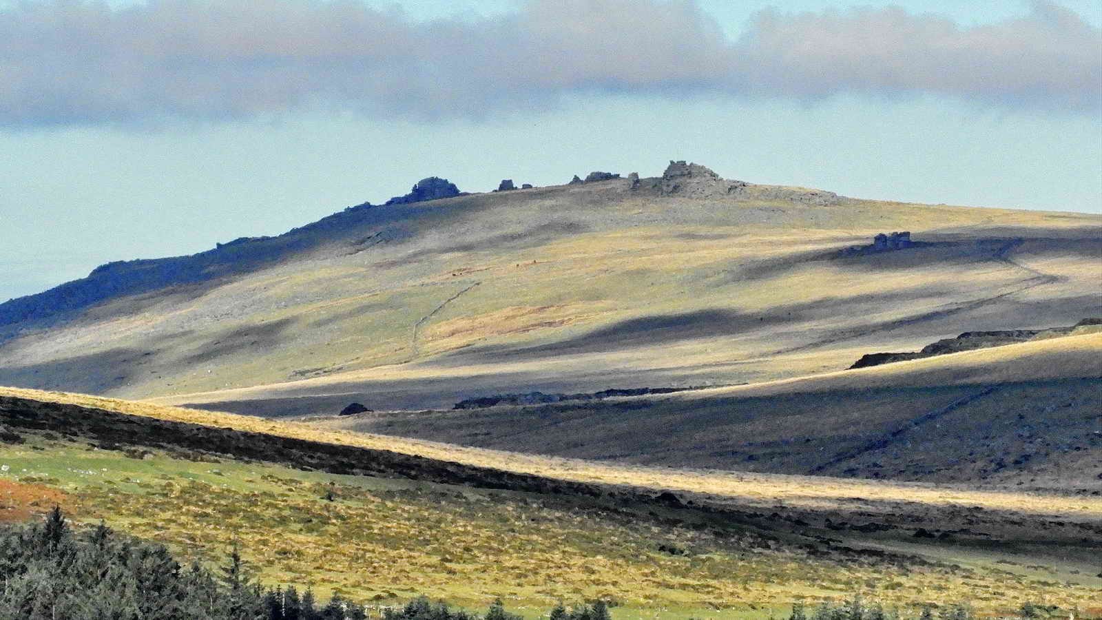 Highly zoomed view to Great Mis Tor, SX 563 769, elevation 538 metres (1765 feet), 8.75 km (5.4) miles away