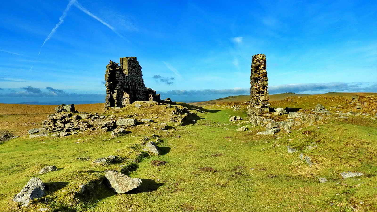 A view looking from the northern quarry entrance, between the cottages, out along Big Tip
