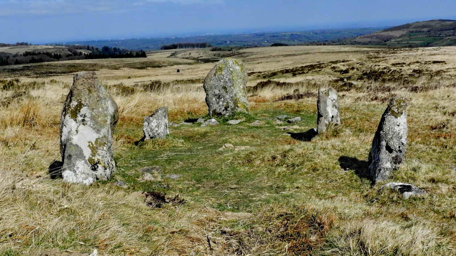 The blocking stone at the bottom Northeastern end of the rows