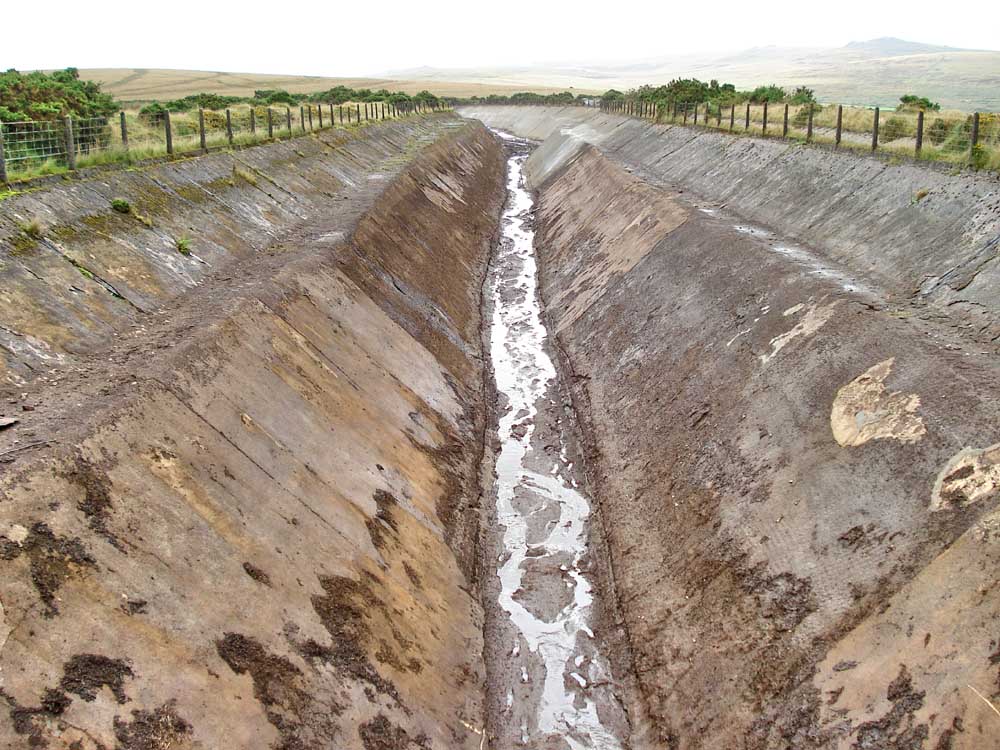A view up the midline of Wheal Jewell Reservoir