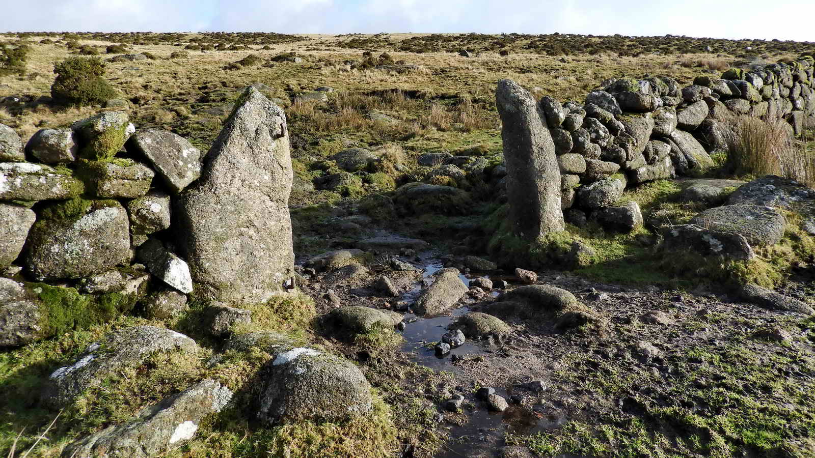 Gateway. Note iron hangers. SX61164 75347